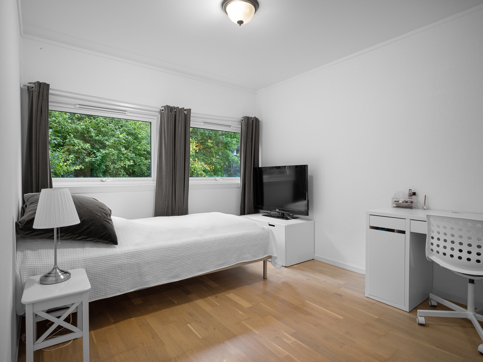 Hovedsoverom med adkomst til bad via walk-in garderobe Galleribilde