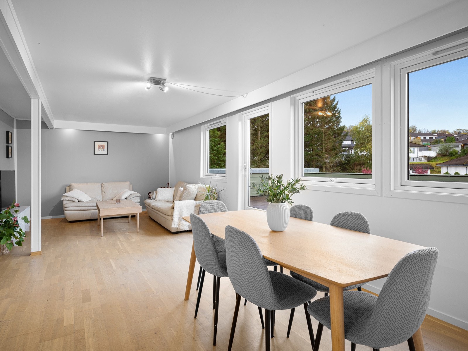 Lys og flott stue med nye vinduer Galleribilde