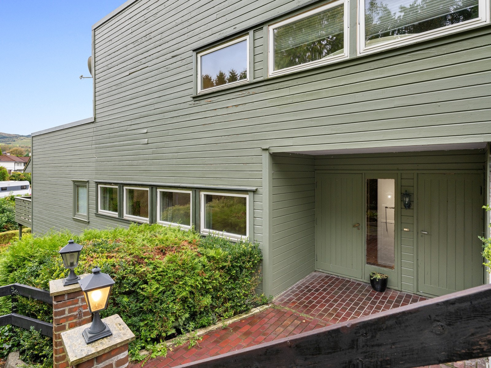 Fin uteplass ved inngangspartiet Galleribilde