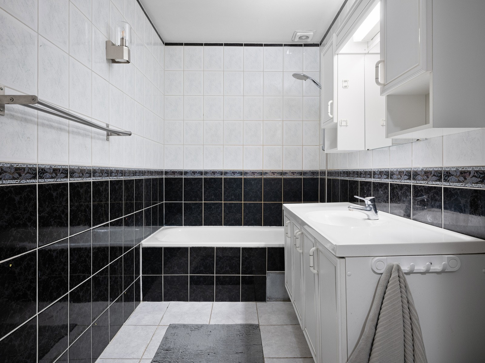 Helfliset bad med badekar Galleribilde