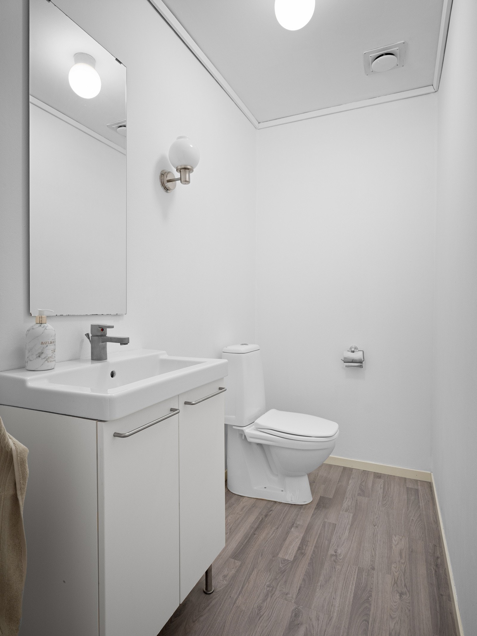 Toalettrom med auto. belysning Galleribilde