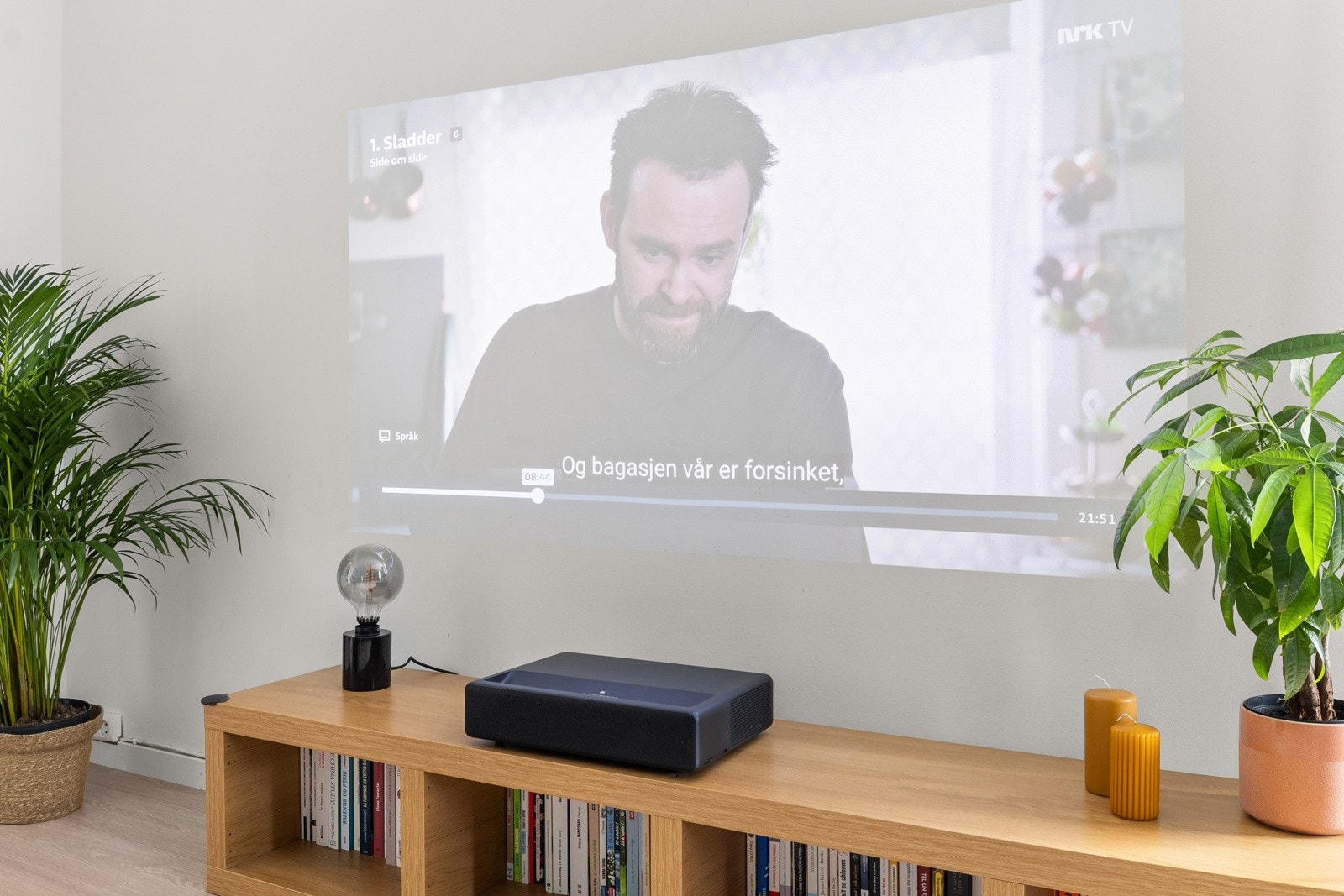 Videoprosjektor kan følge leiligheten. Galleribilde
