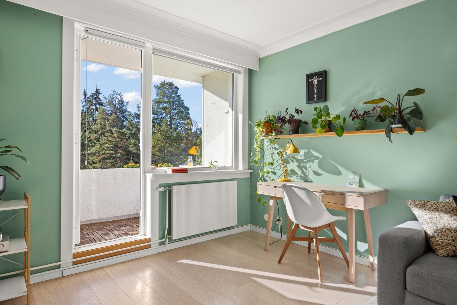 Leiligheten er oppvarmet med radiatorer. Varmtvann og fyring inkl. Lave strømutgifter. Galleribilde