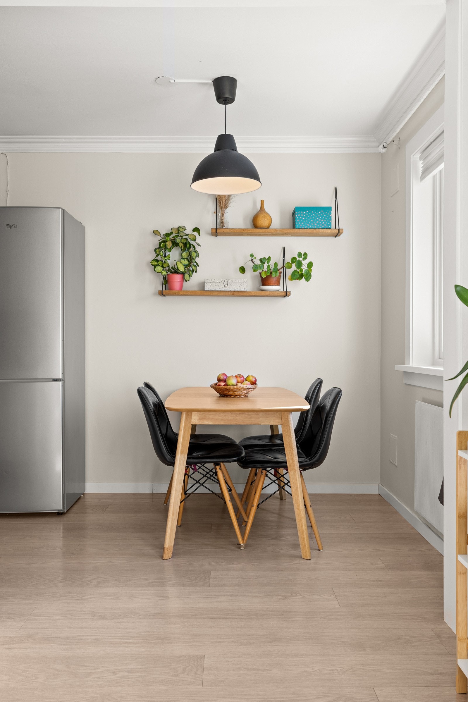 Du får god plass til å innrede med et spisebord mellom stue/kjøkken. Galleribilde