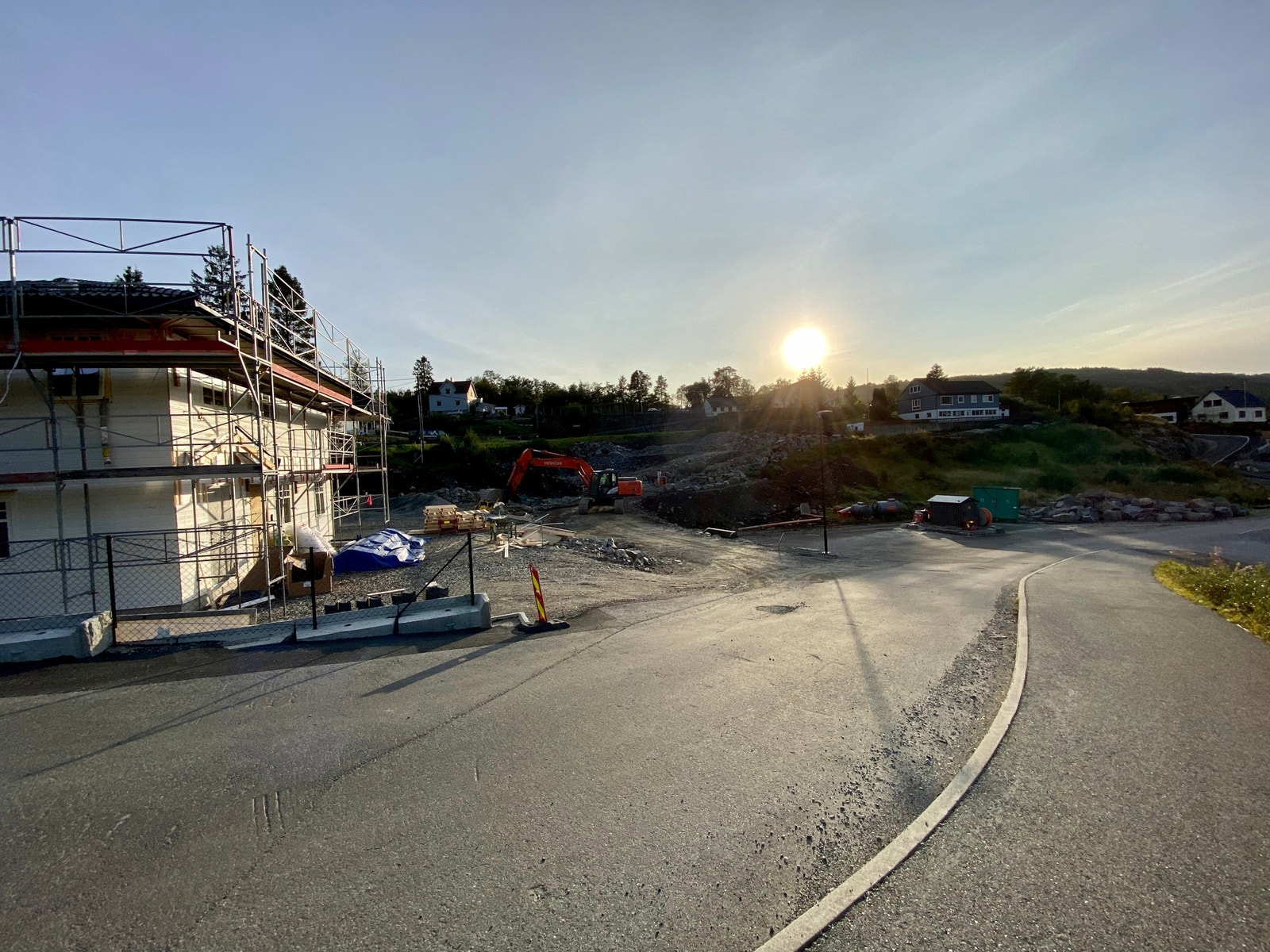 Solrike tomter. Galleribilde