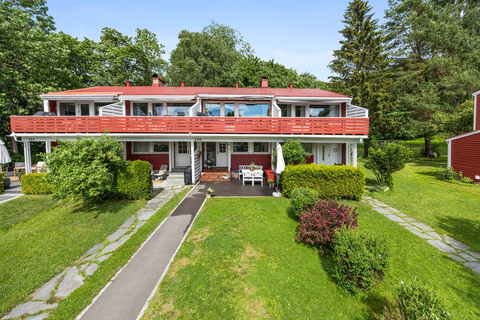 Dette er et flott rekkehus over tre etasjer som tilbyr en ideell kombinasjon av sentral og rolig beliggenhet. Galleribilde