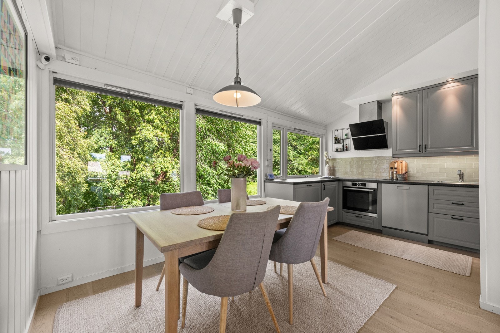 Fra spisestuen kan du nyte utsikten mot nærområdet. Galleribilde