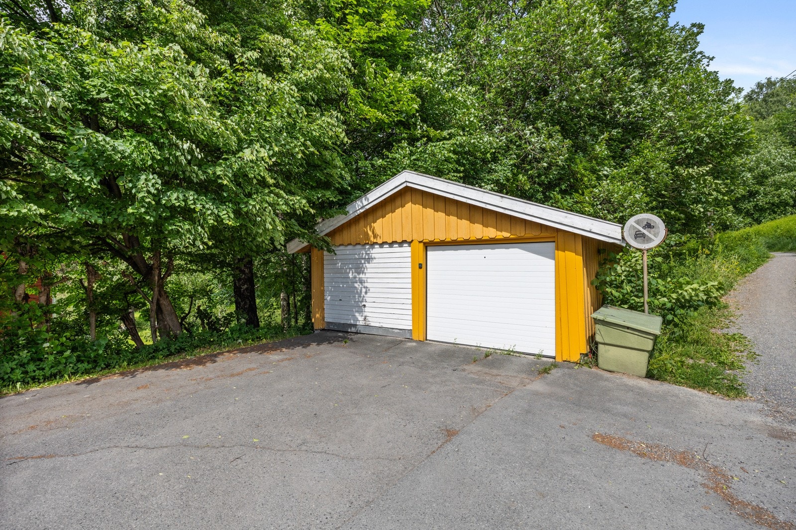 Parkering i halvpart av dobbeltgarasje med elbillader. Galleribilde