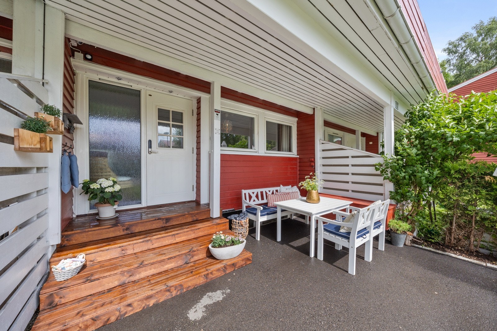 Ved entréen har du også en koselig uteplass. Galleribilde