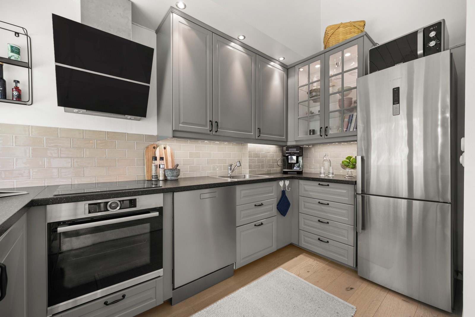 Det er integrert oppvaskmaskin, koketopp og stekeovn. Galleribilde