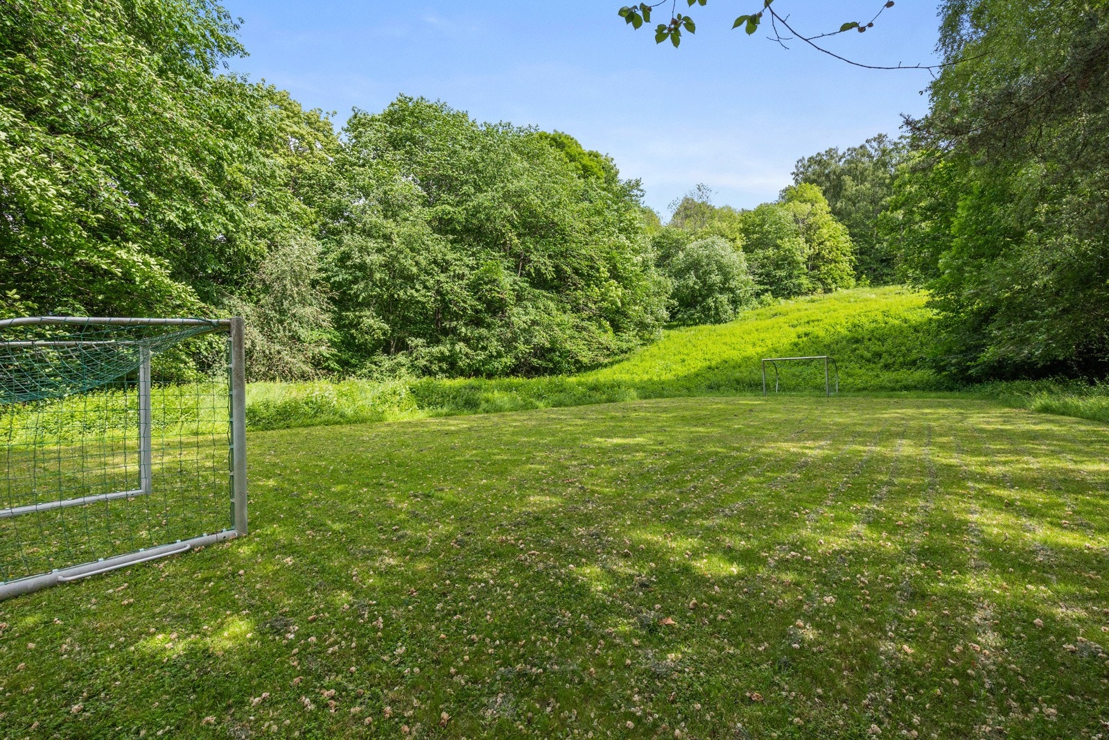 Hagen grenser også opp mot et gressområde som på sommeren benyttes som fotballbane. Galleribilde