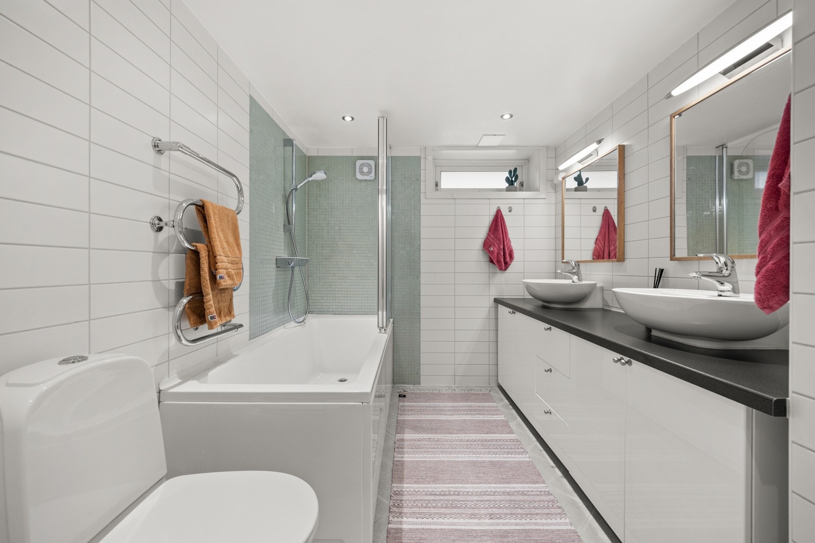 Flislagt baderom i u. etasje. Galleribilde