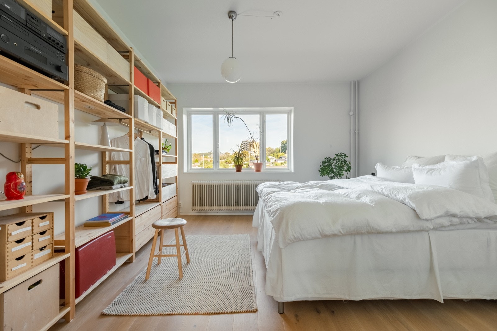 Det er god plass til en stor større garderobeløsning om ønskelig. Galleribilde