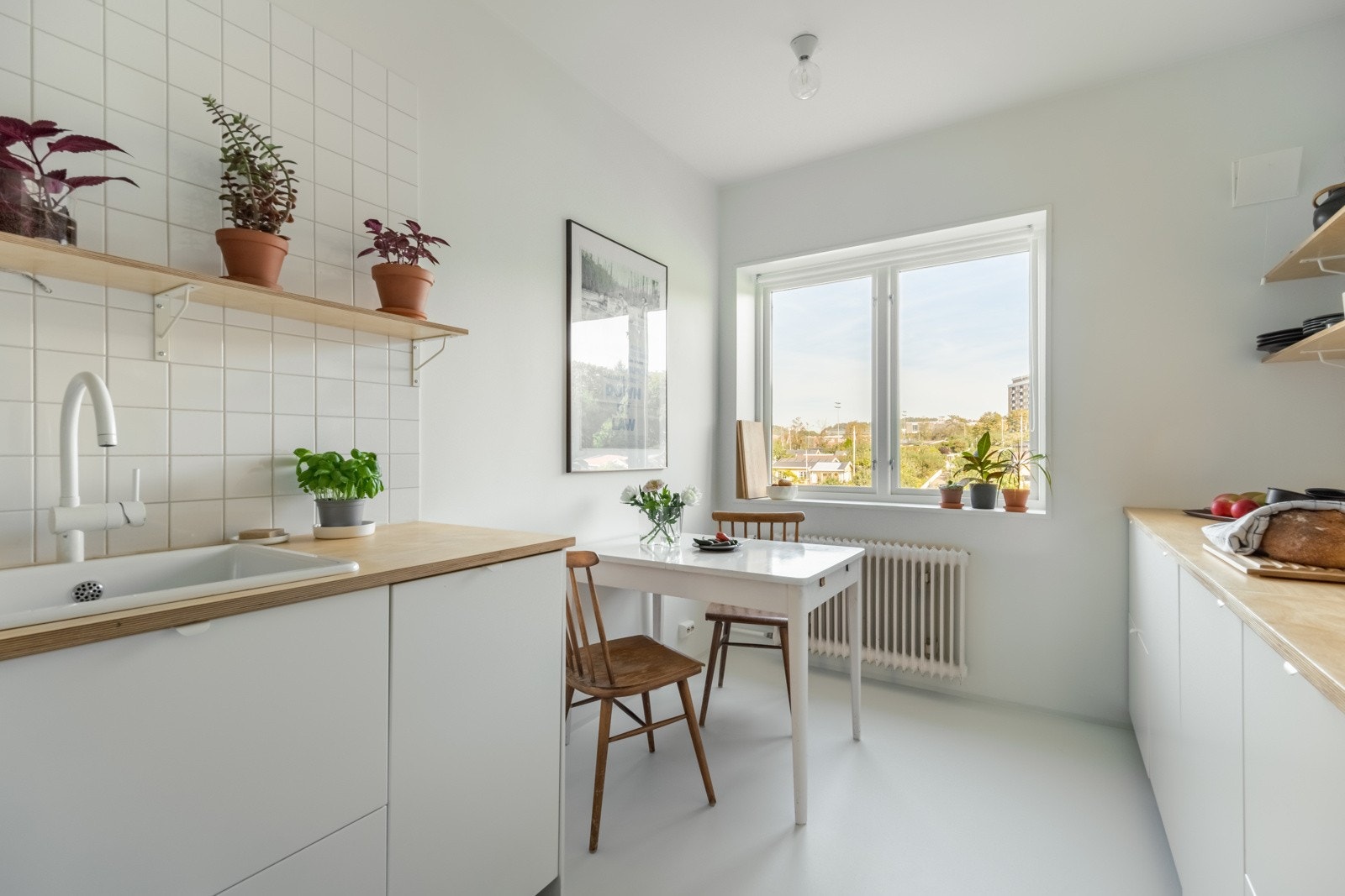 Her får du generøse lagringsmuligheter i skuffer og skap med svært god benkeplass. Galleribilde