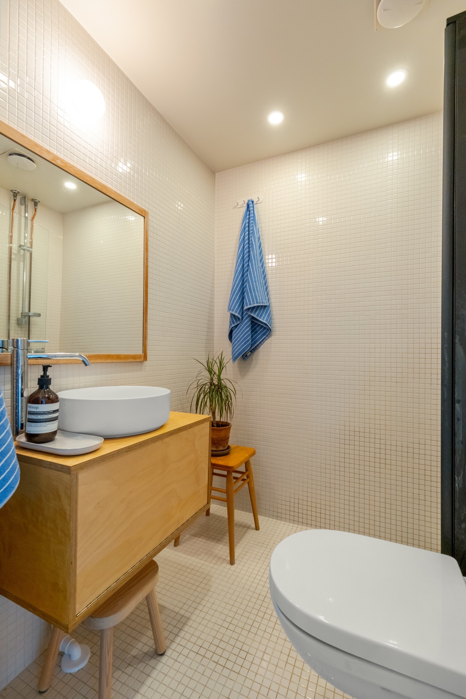 Badet er pent flislagt med varmekabler i gulv og downlights i himling. Det ble pusset opp i regi av borettslaget i 2004. Galleribilde
