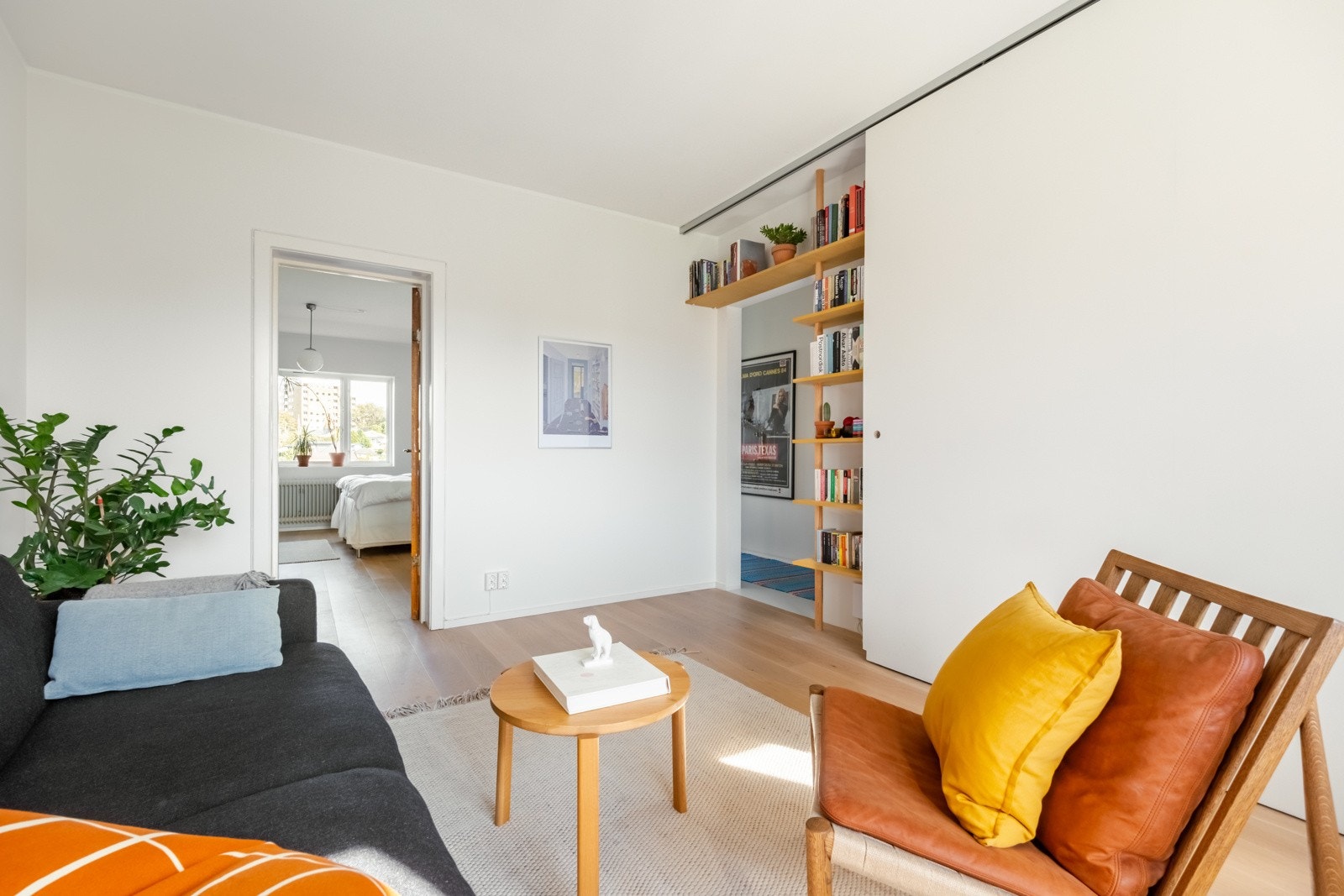 Den gjennomgående planløsningen gir en luftig og lys følelse. Vi tar turen videre inn på hovedsoverommet. Galleribilde