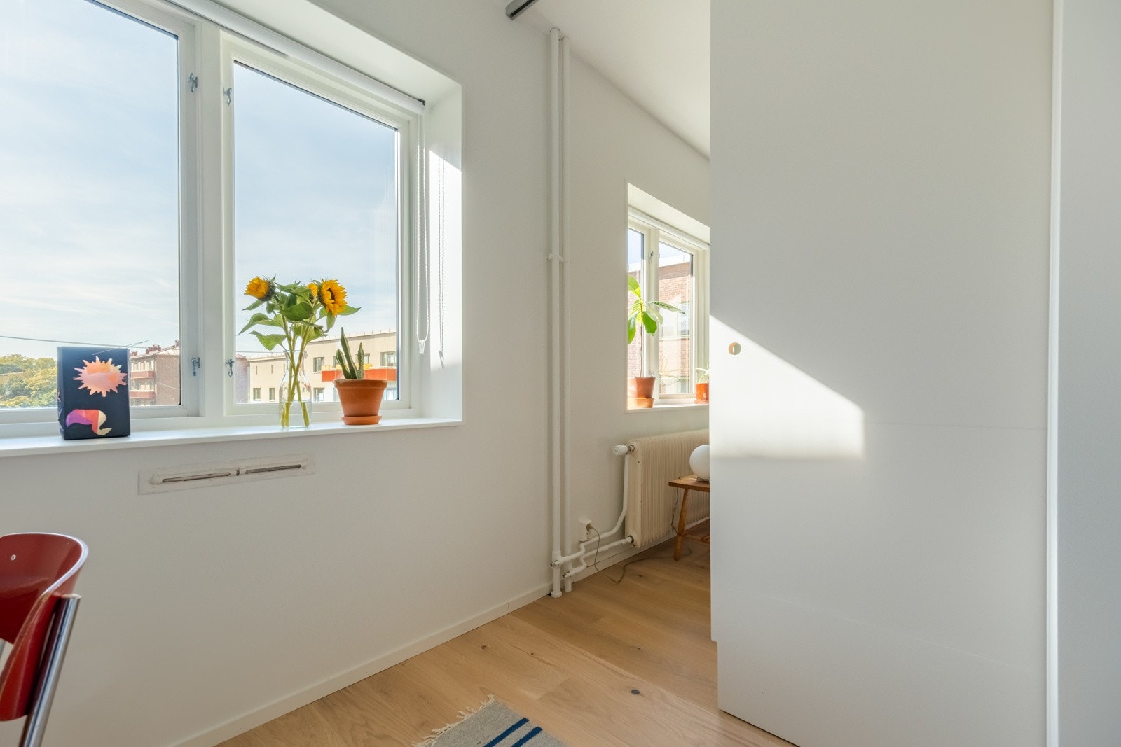 Rommet vender i likhet med stuen mot sydvest som betyr mye deilig sollys gjennom hele året. Galleribilde