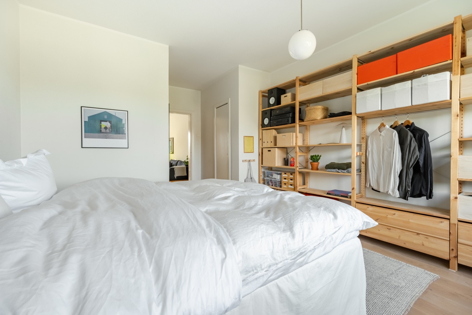 I enden av rommet er det dør inn til et praktisk kott på ca. 1 m². Galleribilde