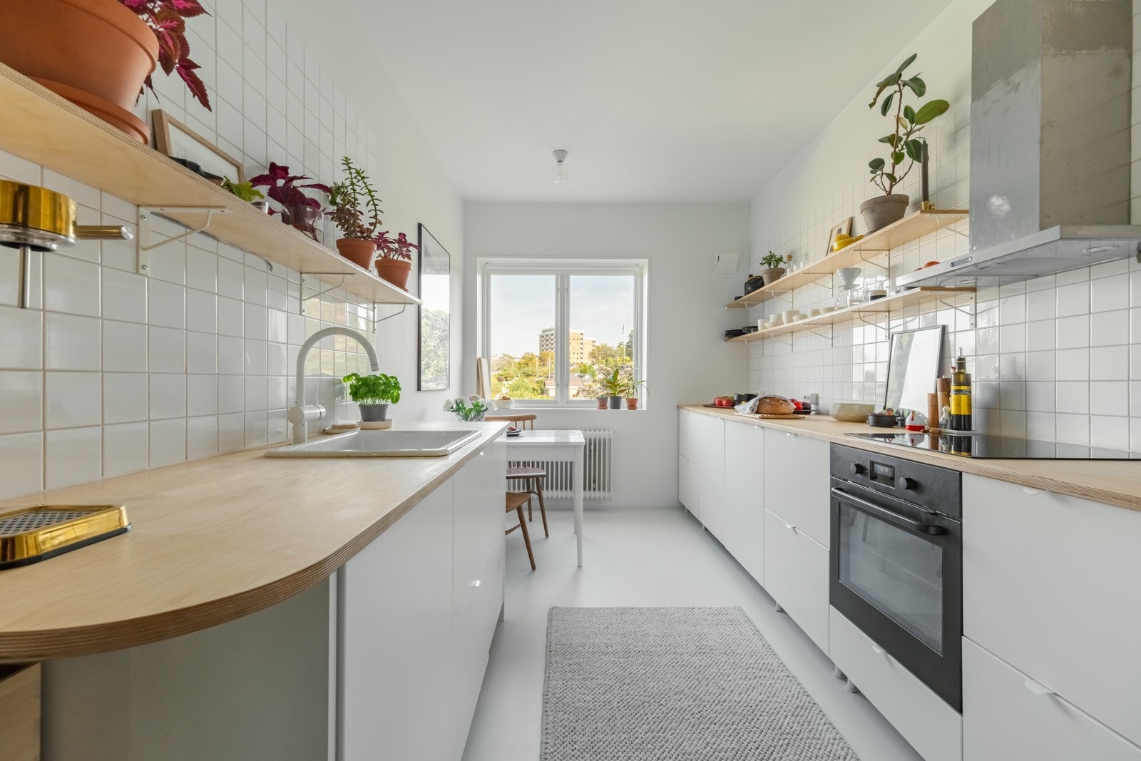 Det flotte kjøkkenet var nytt i 2020 og fremstår moderne med matte, hvite fronter og benkeplate i kryssfinér. Galleribilde