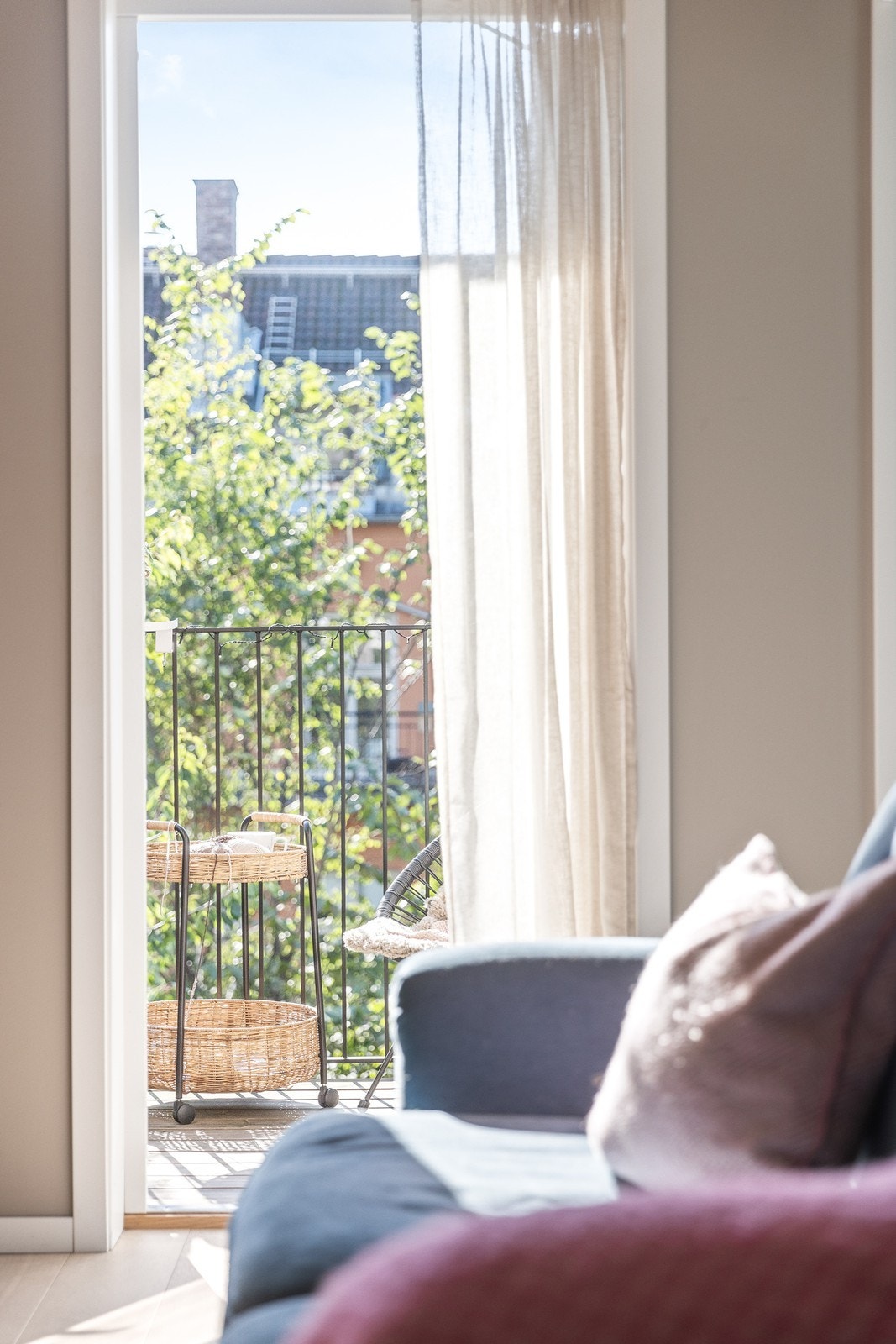 Store vindusflater (nye 2018) gir godt med lys til boligen Galleribilde