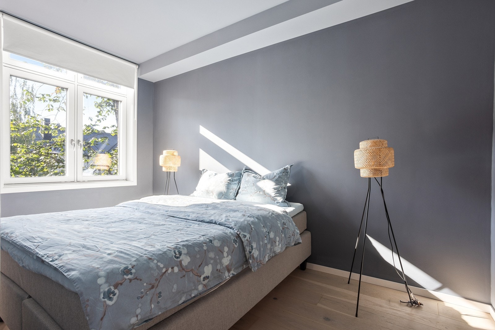 Romslig soverom med plass til dobbeltseng og garderobeløsning Galleribilde