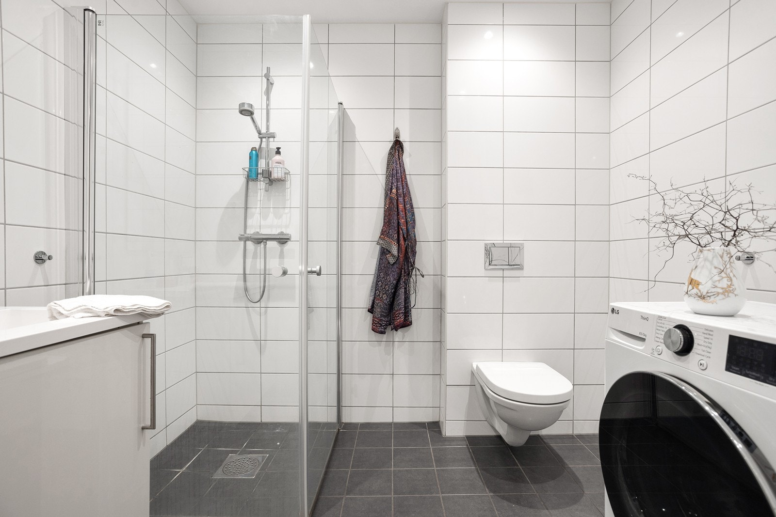 Pent, flislagt baderom nytt fra 2018 - Vask/tørk trommel kan medfølge Galleribilde