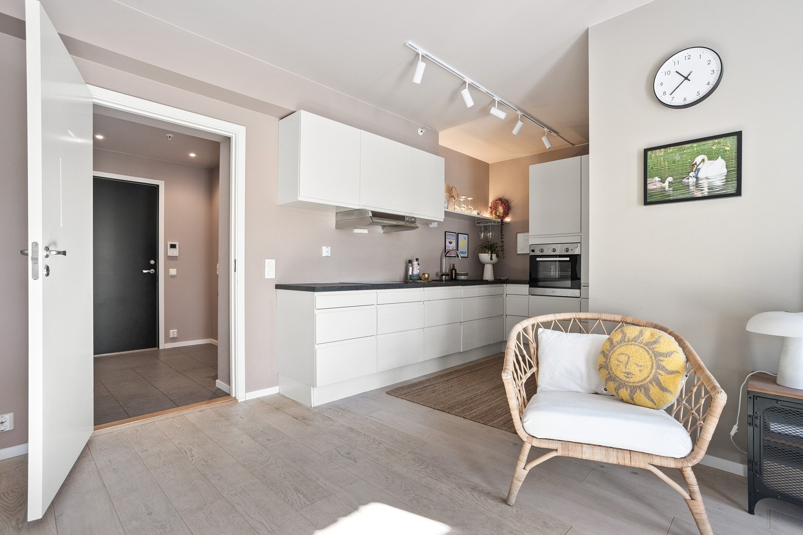 Kjøkkenet er plassert i egen "alkove" av oppholdsrommet Galleribilde