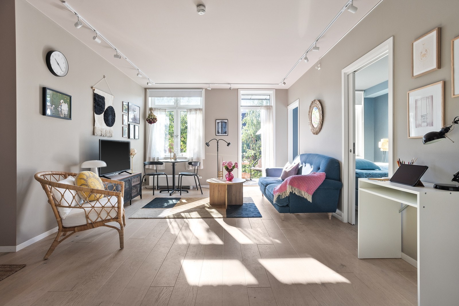 Hyggelig, romslig oppholdsrom med utgang til balkong Galleribilde