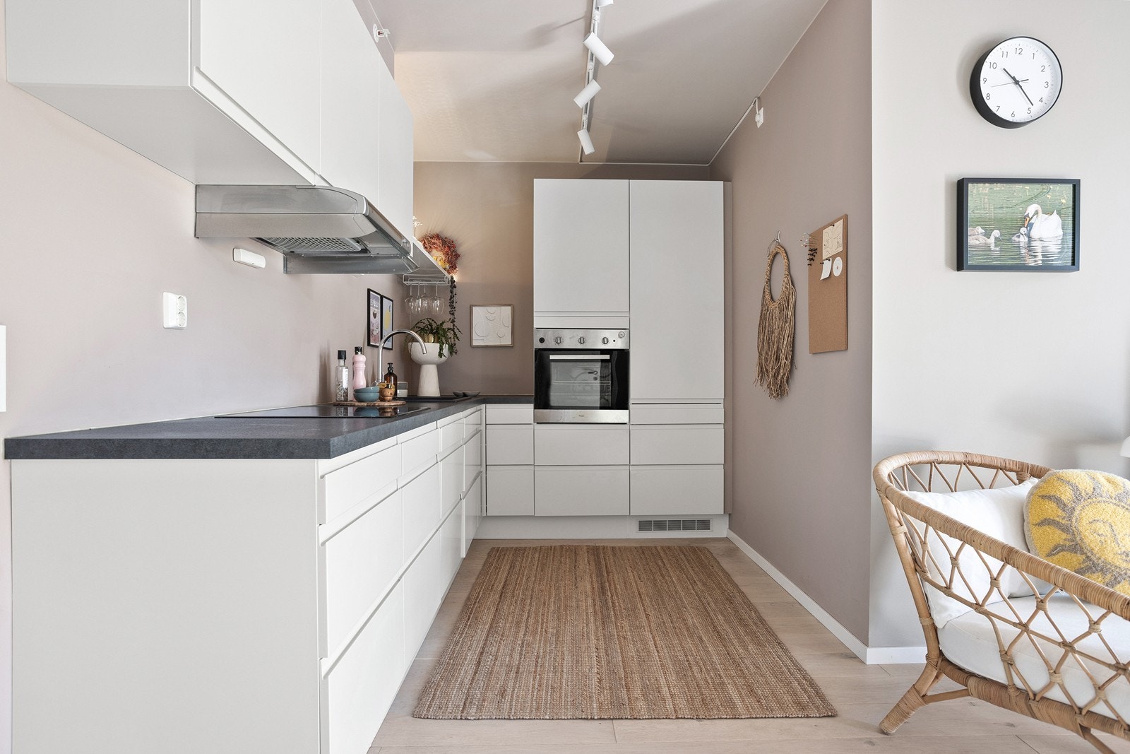 Pent HTH-kjøkken fra 2018 med integrerte hvitevarer (disse medfølger) - Det er balansert ventilasjon i bygget Galleribilde