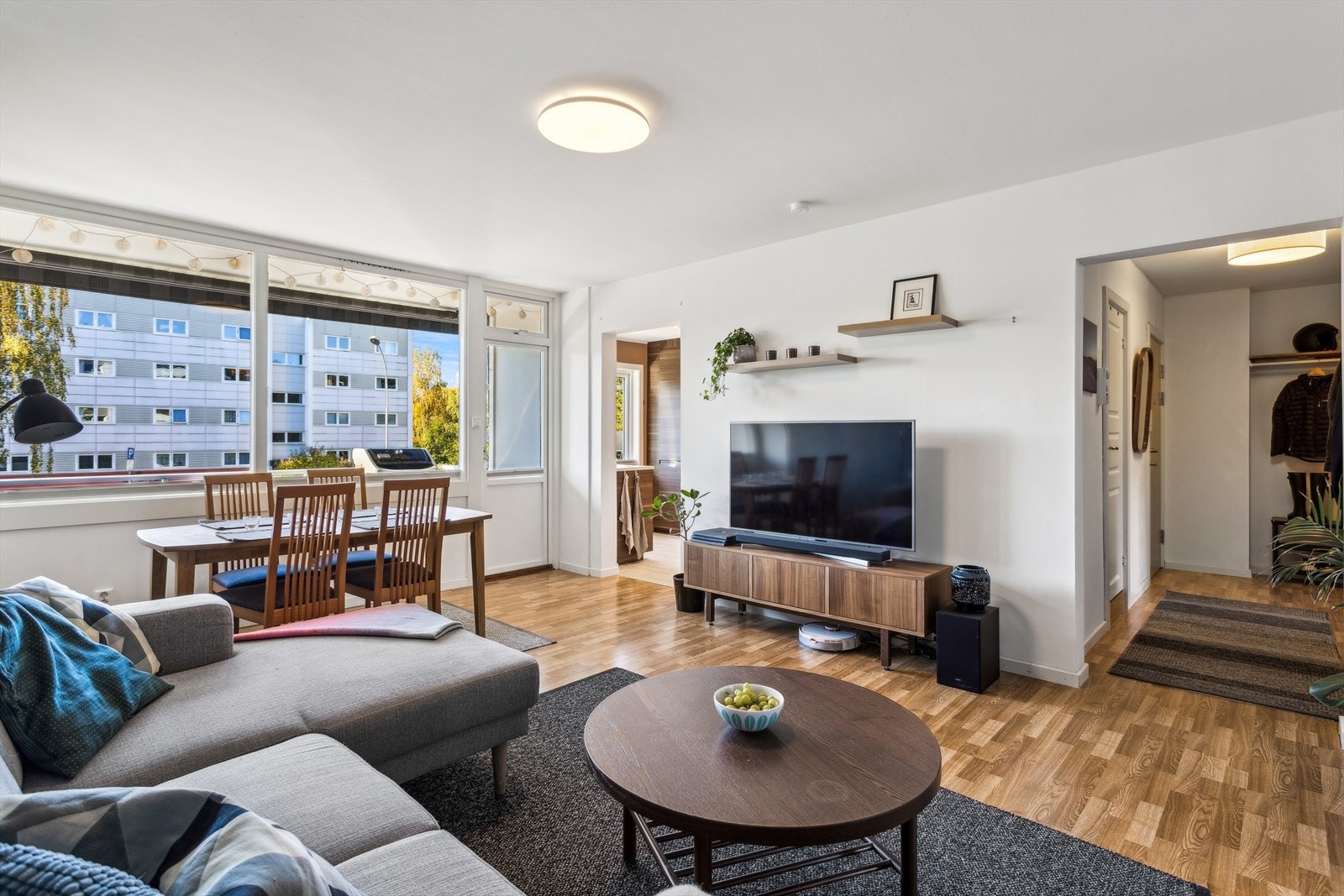 Lys og innbydende stue med gode møbleringsmuligheter. Galleribilde