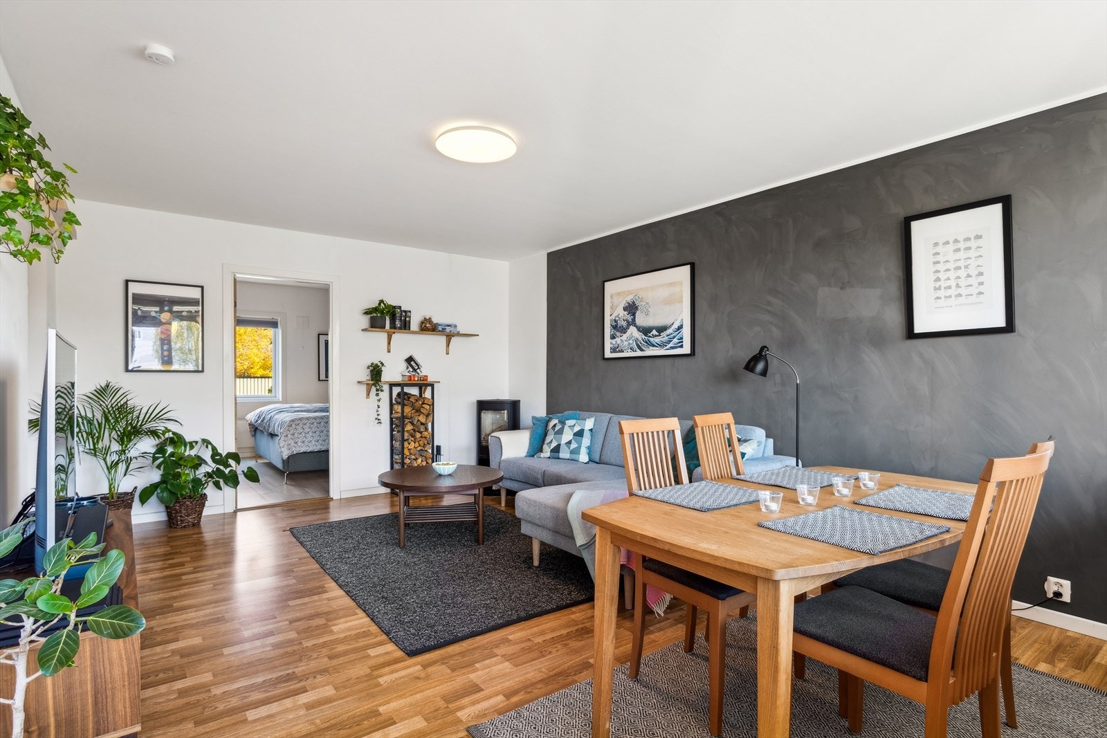 Her er det god plass til både en sofa- og en spisegruppe. Galleribilde