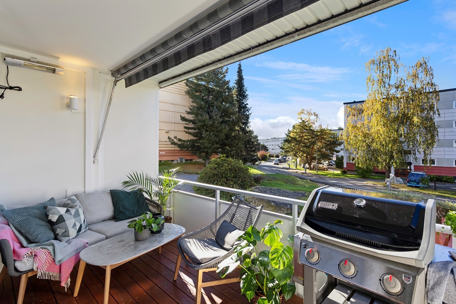 Utgang fra stue til en sydvestvendt og overbygget balkong på 8 m². Galleribilde