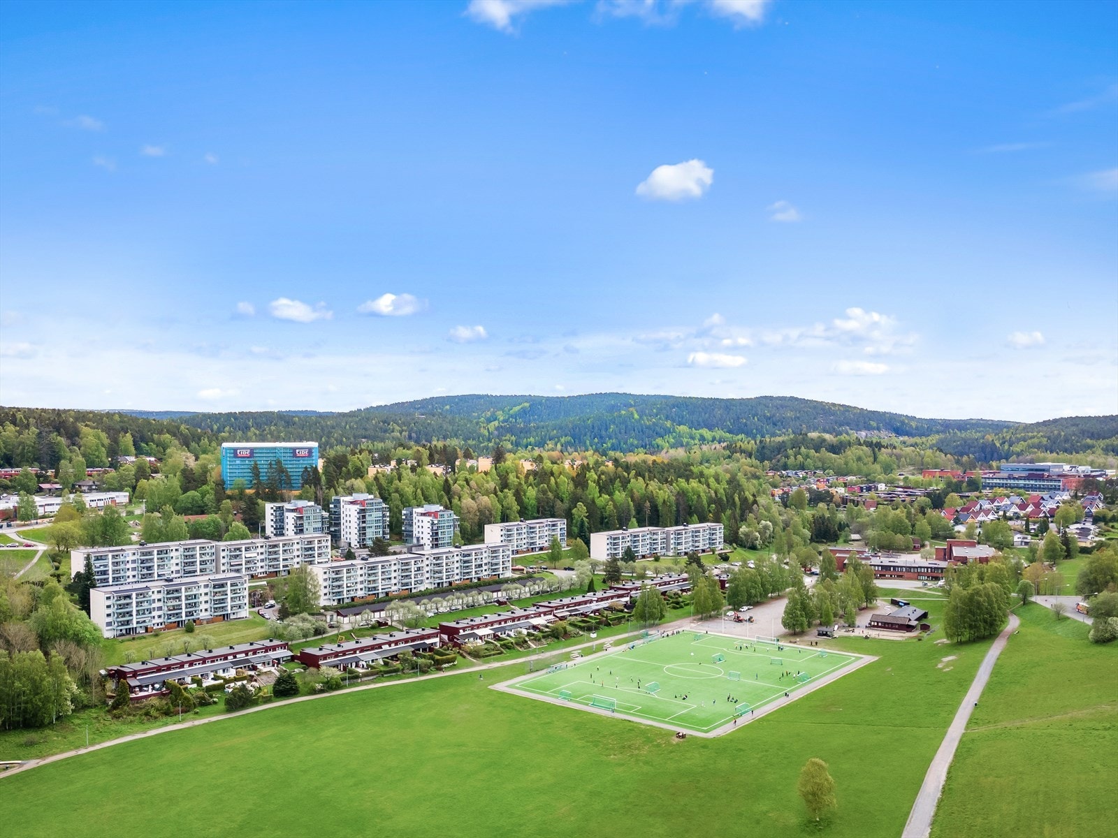 Det er et aktivt idrettsmiljø i Rustad idrettslag innen fotball og ski, med stor fotballslette og kunstgressbane rett nedenfor bebyggelsen, og skianlegg rundt Skullerudstua med kunstsnøanlegg. Galleribilde