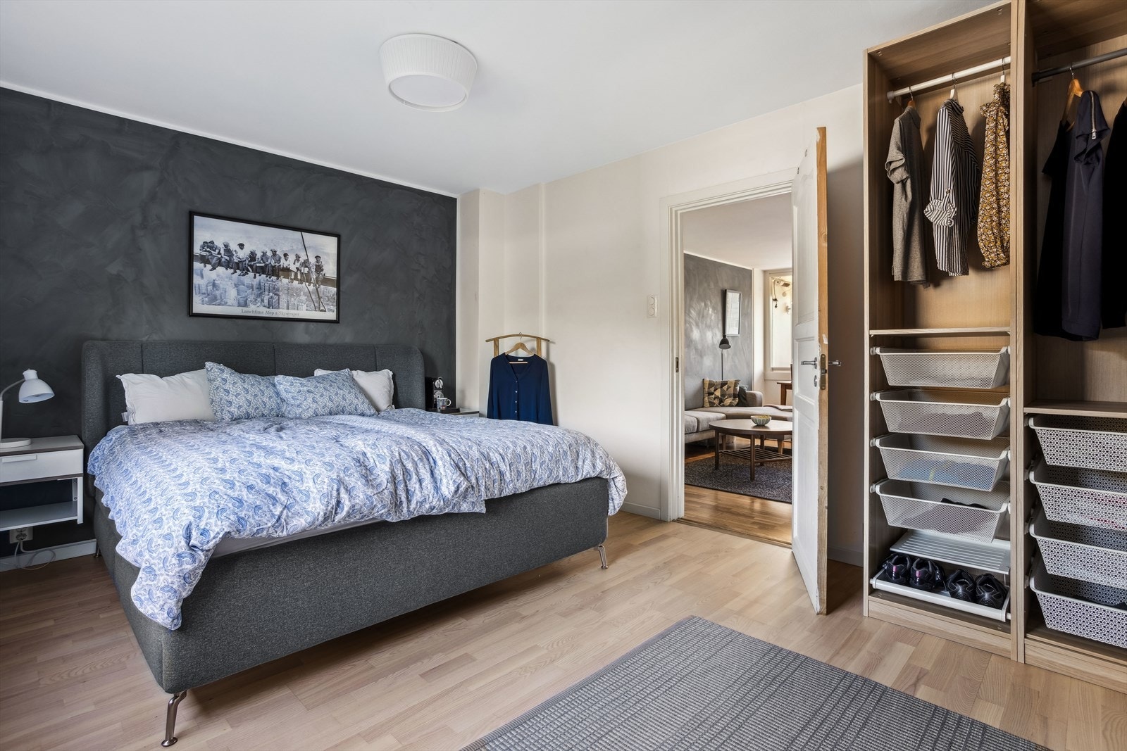 Hovedsoverommet har gode oppbevaringsmulighter i oppsatt PAX-garderobe. Galleribilde