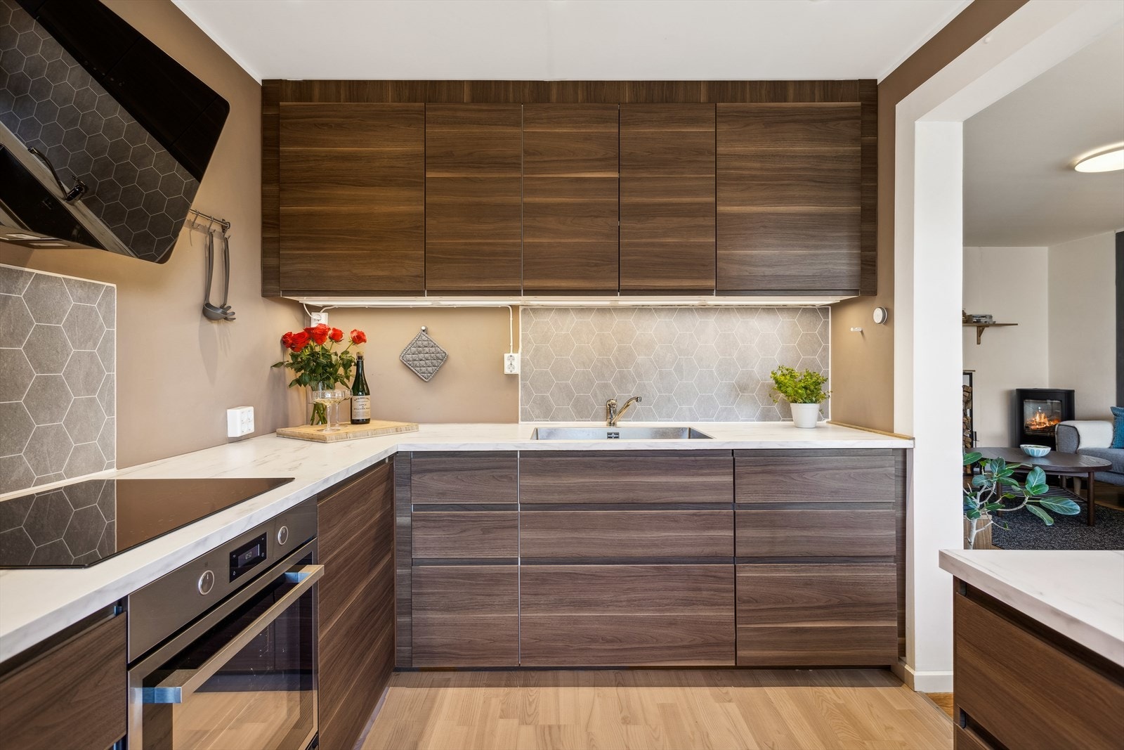 Kitchenboard og malte falter over laminat benkeplate, nedfelt stålkum med ett-greps blandebatteri. Galleribilde