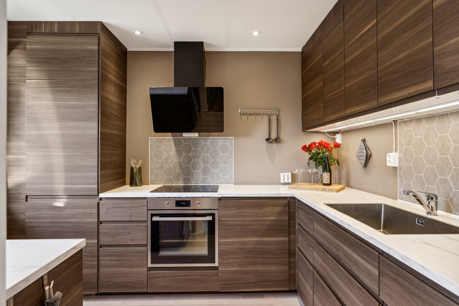 Ikea kjøkkeninnredning fra 2020 med glatte valnøtt fronter. Galleribilde