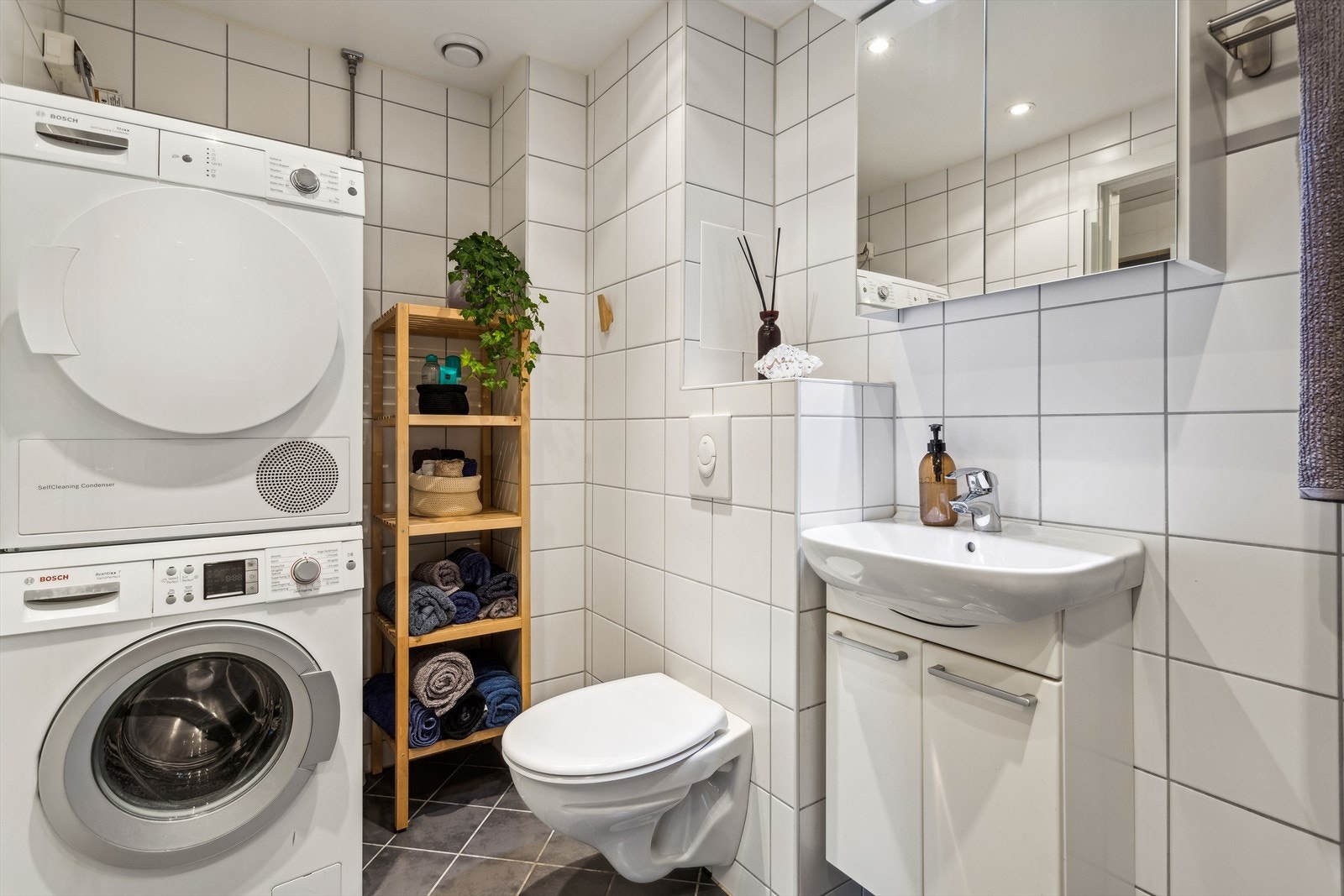 Her er det opplegg for vaskemaskin og plass til tørketrommel. Galleribilde