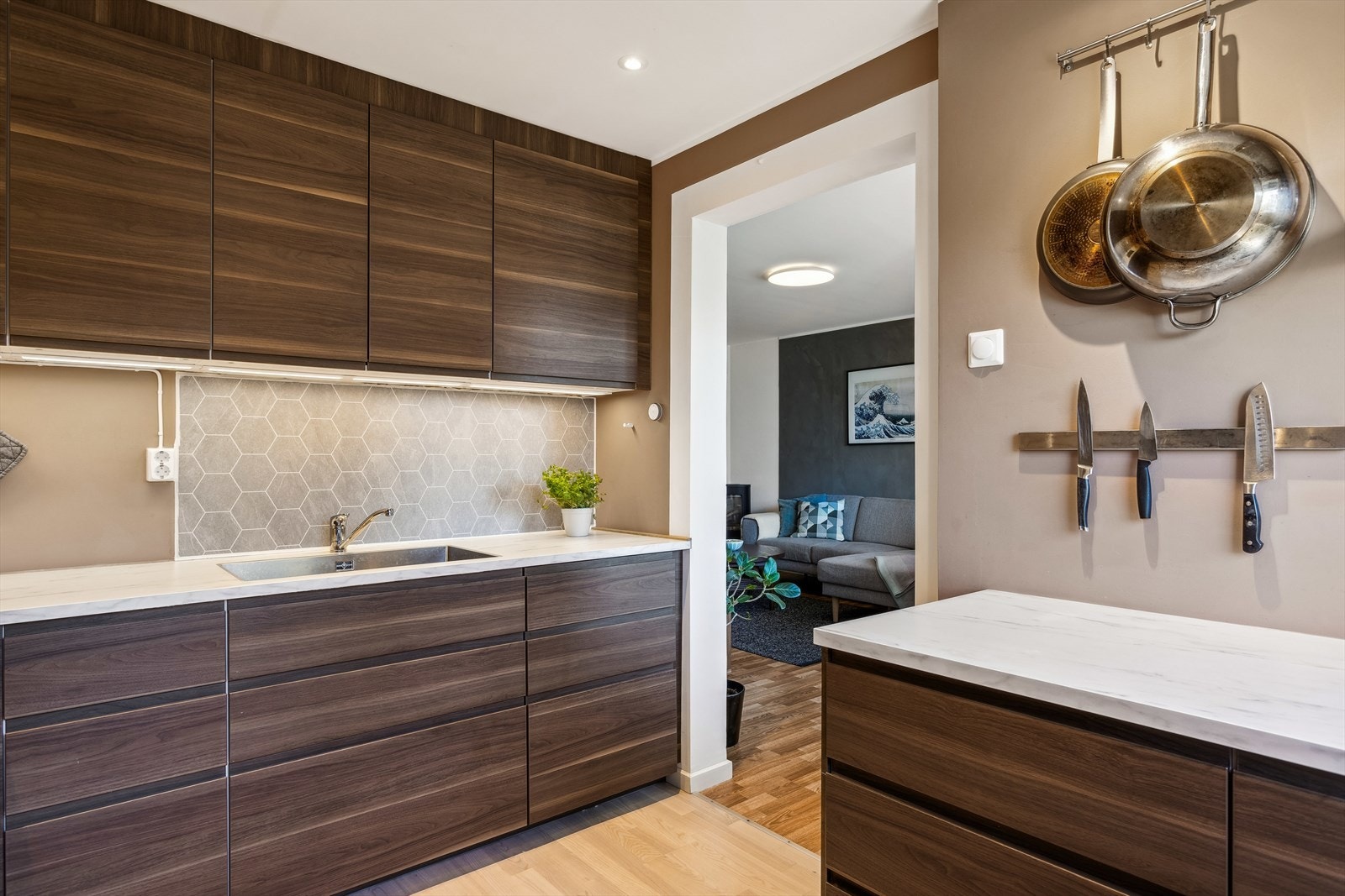 Hvitevarer bestående av integrert koketopp, stekeovn, oppvaskmaskin, kjøleskap med fryser og ventilator. Galleribilde