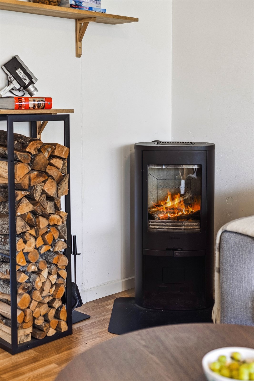 Lekker peisovn, som varmer godt og bidrar til å holde strømforbruket nede. Galleribilde