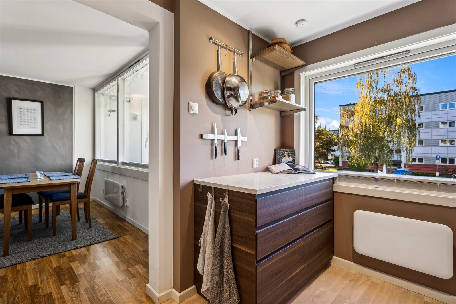 Her er det godt med skap- og benkeplass. Galleribilde