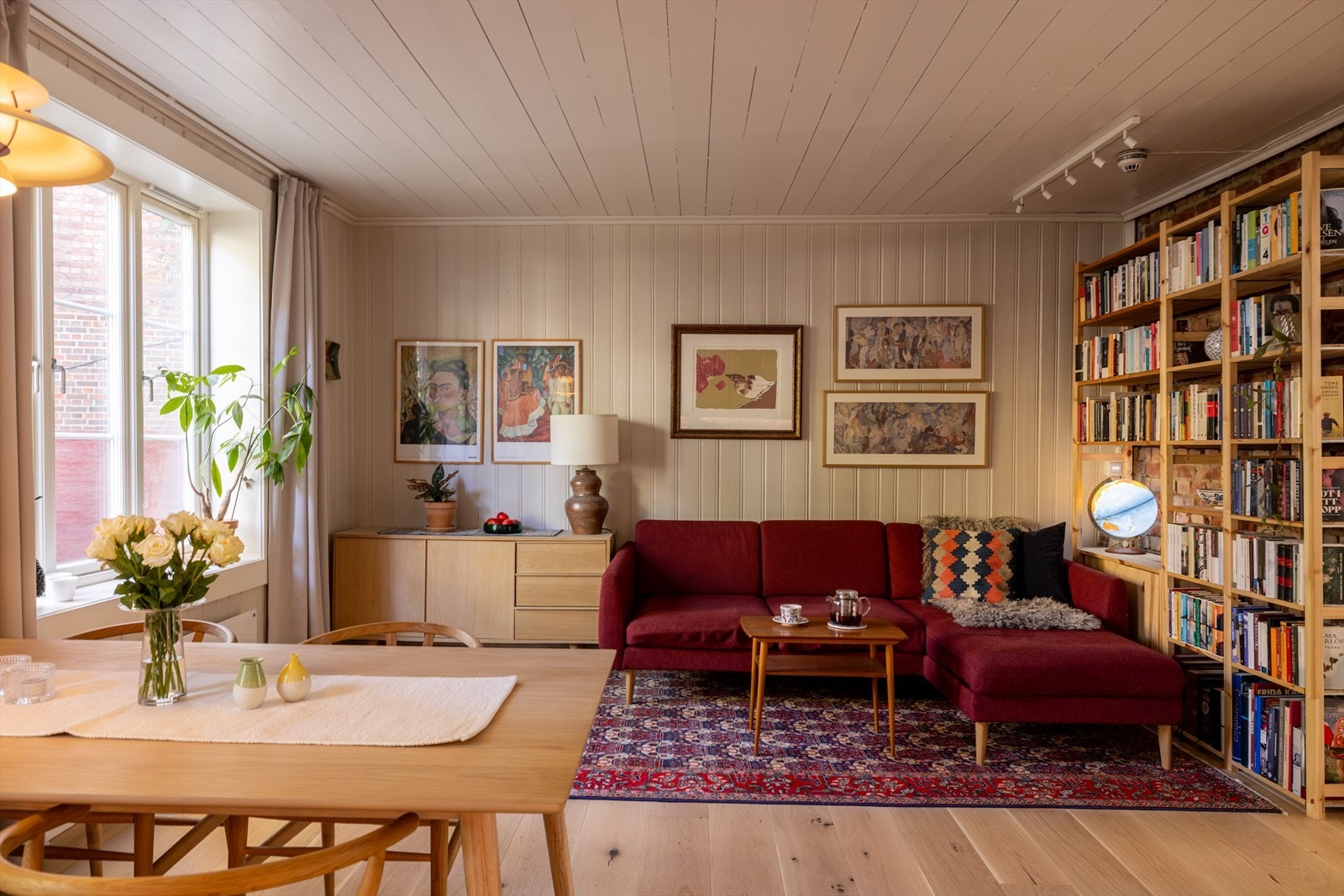 Svært hyggelig 3-roms leilighet med nyere gulv med varme, gjennomgående planløsning med fine lysforhold Galleribilde