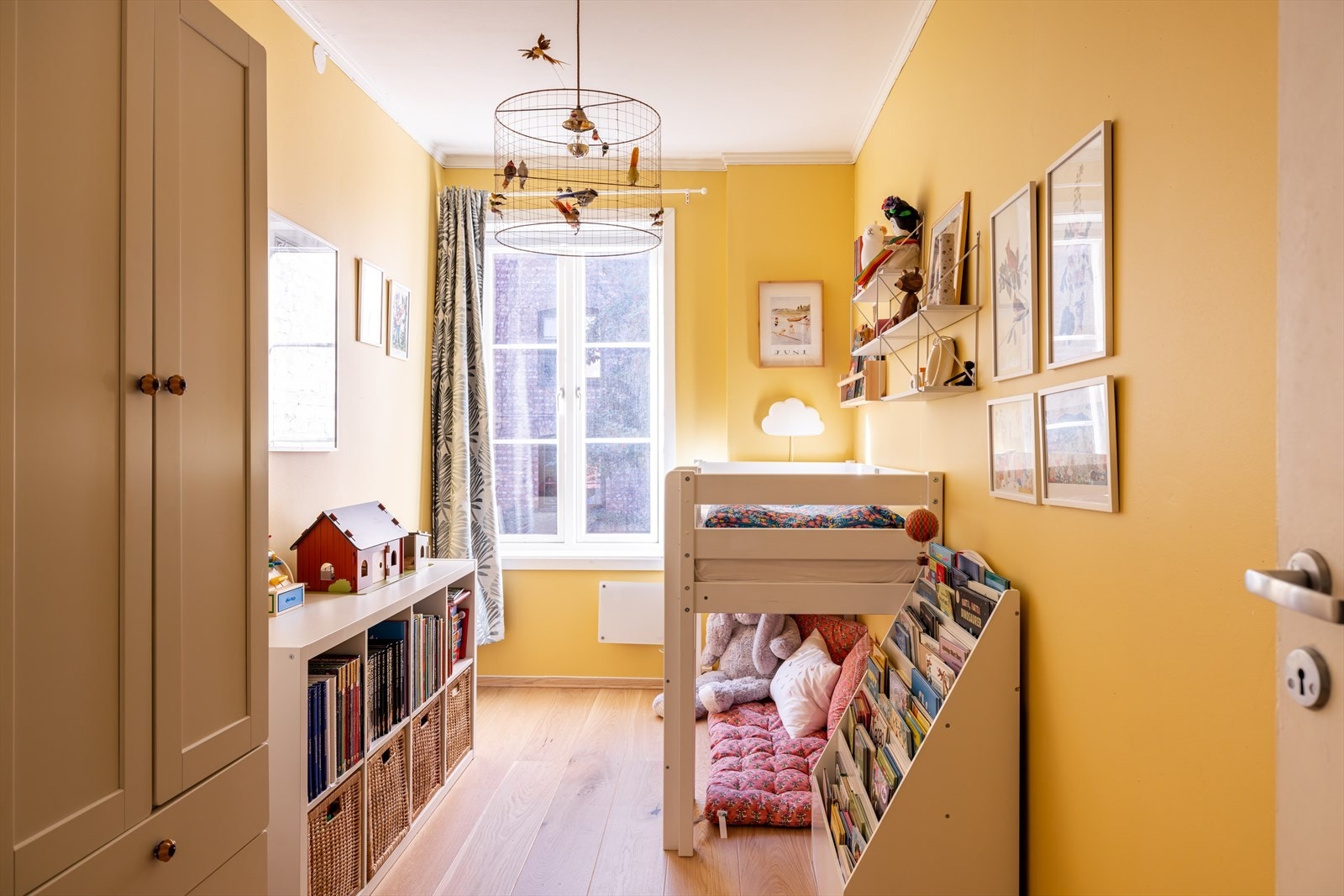 Soverom to er i dag innredet som barnerom, men har også plass til dobbeltseng og tilhørende møblement Galleribilde