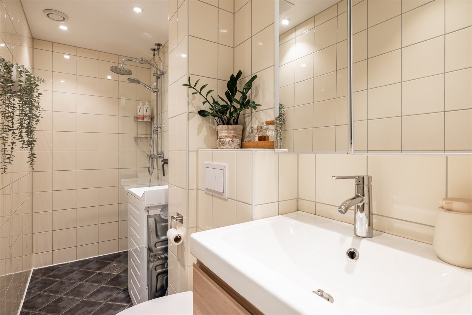 Pent flislagt bad med dusnisje Galleribilde