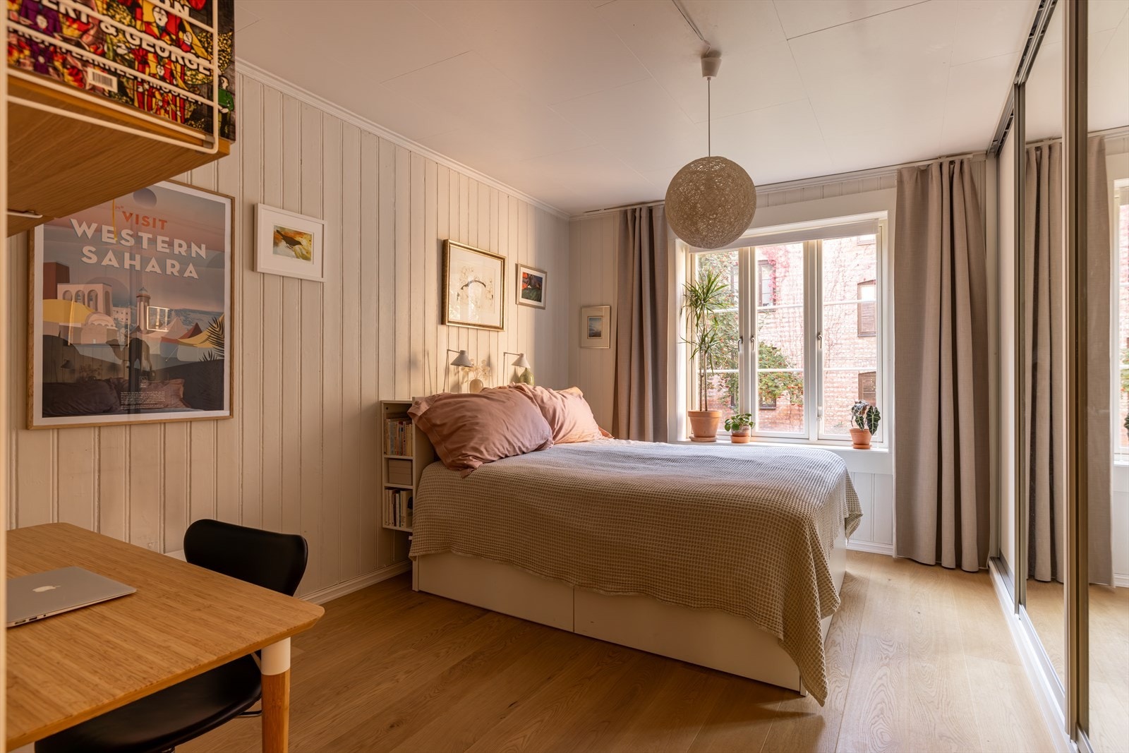 Generøst hovedsoverom med plass til stor dobbeltseng og kontorløsning Galleribilde