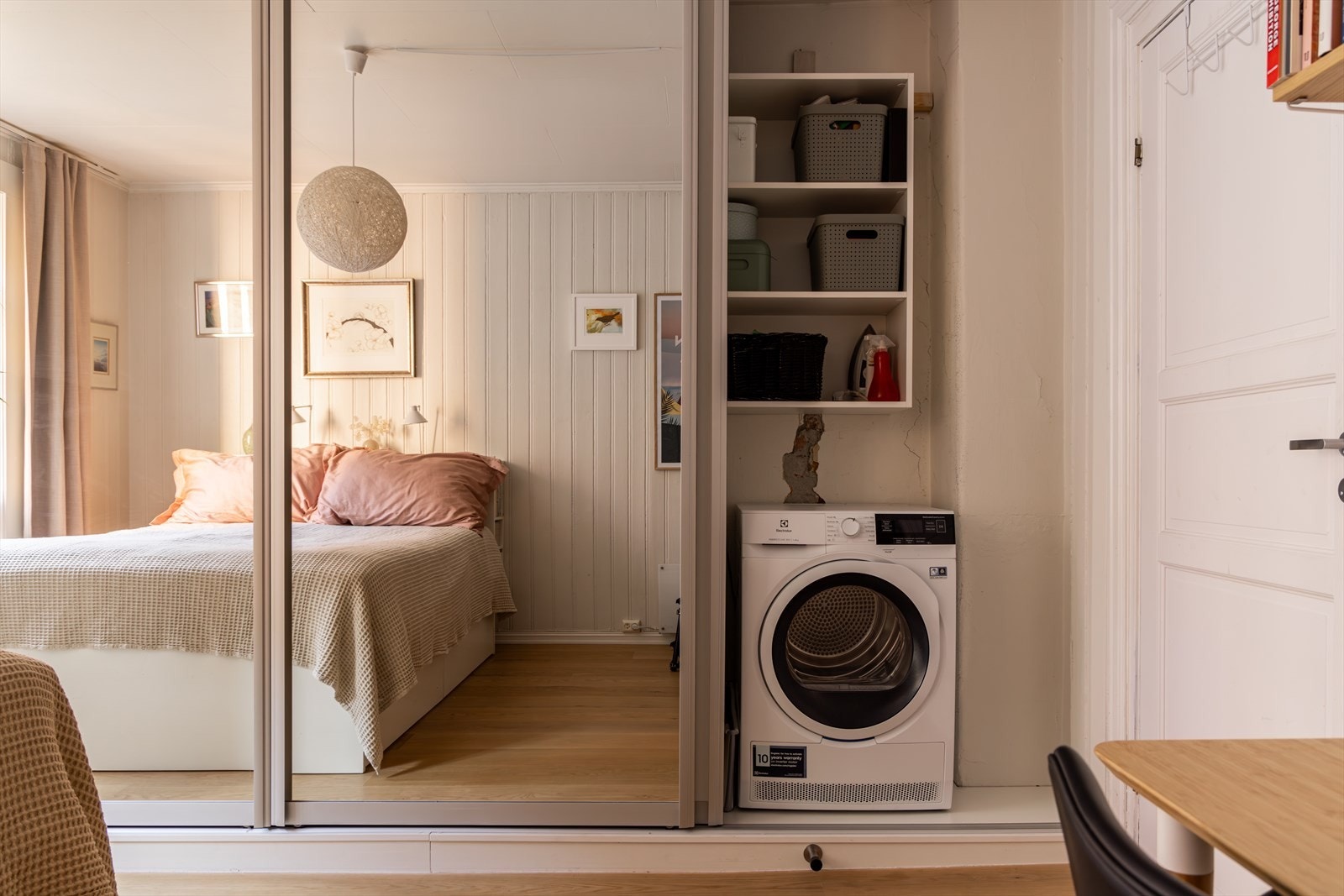 Smart vaskenisje i garderoben med opplegg for tørketrommel, som sparer plassen på badet Galleribilde