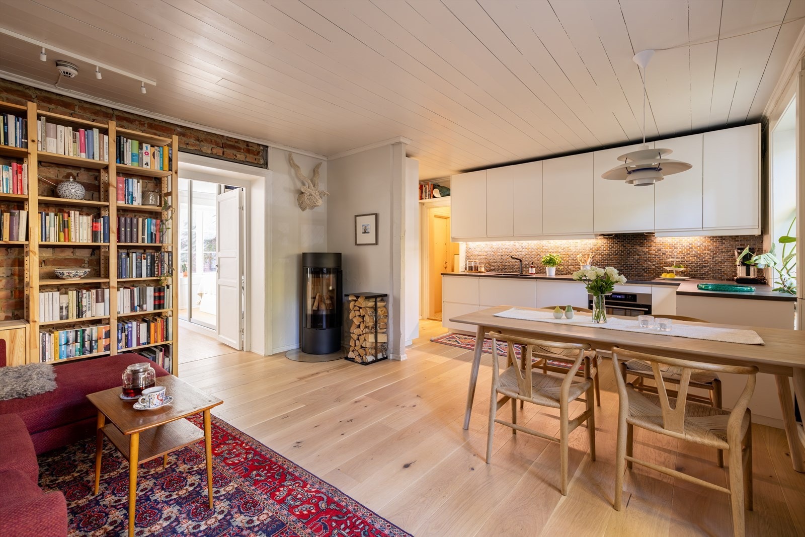 Effektiv planløsning hvor hver kvm blir smart benyttet. Nyere peisovn med glassfront som gir en varm og lun atmosfære Galleribilde