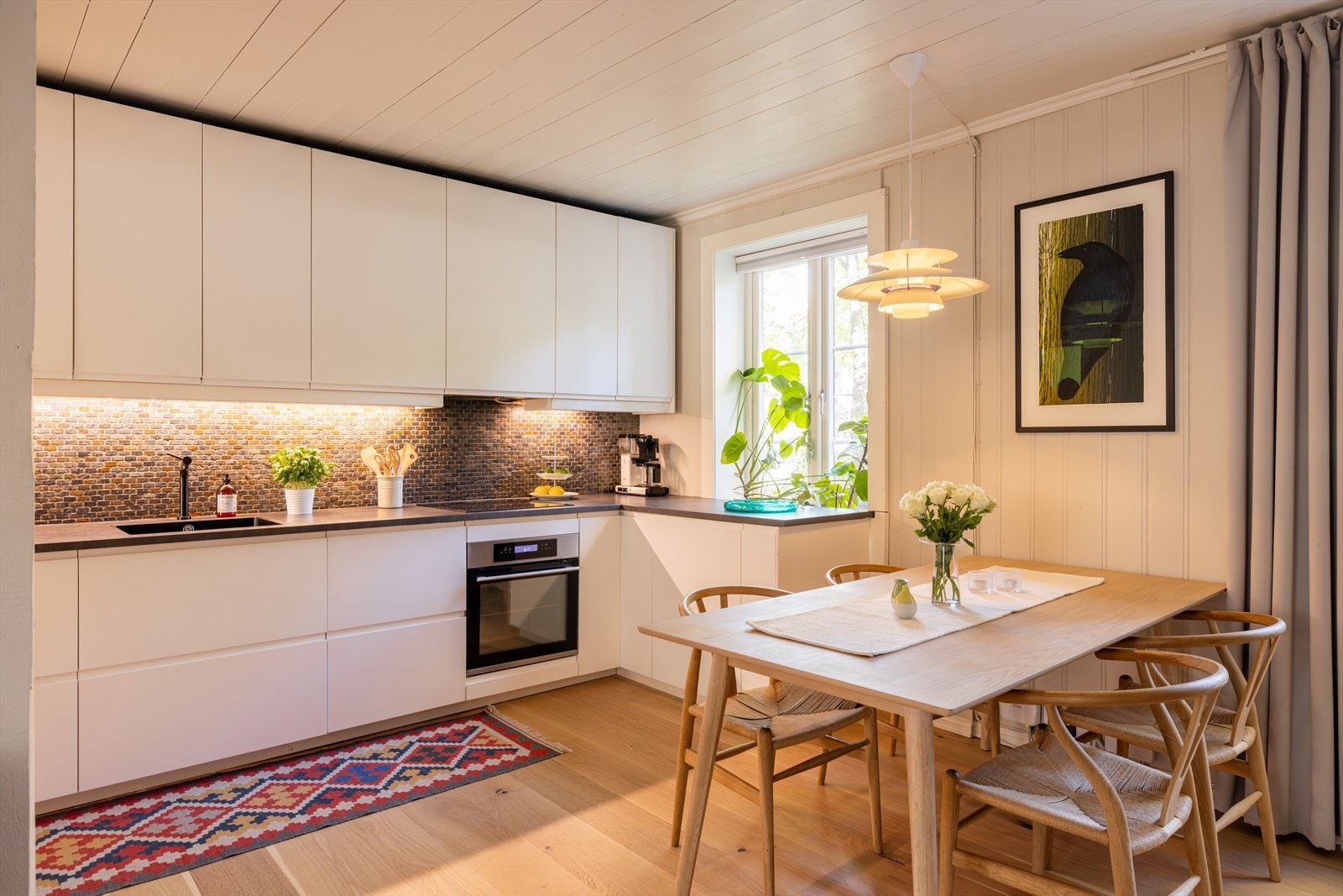 Sosial planløsning som innbyr til hyggelige kvelder med venner og kjente Galleribilde