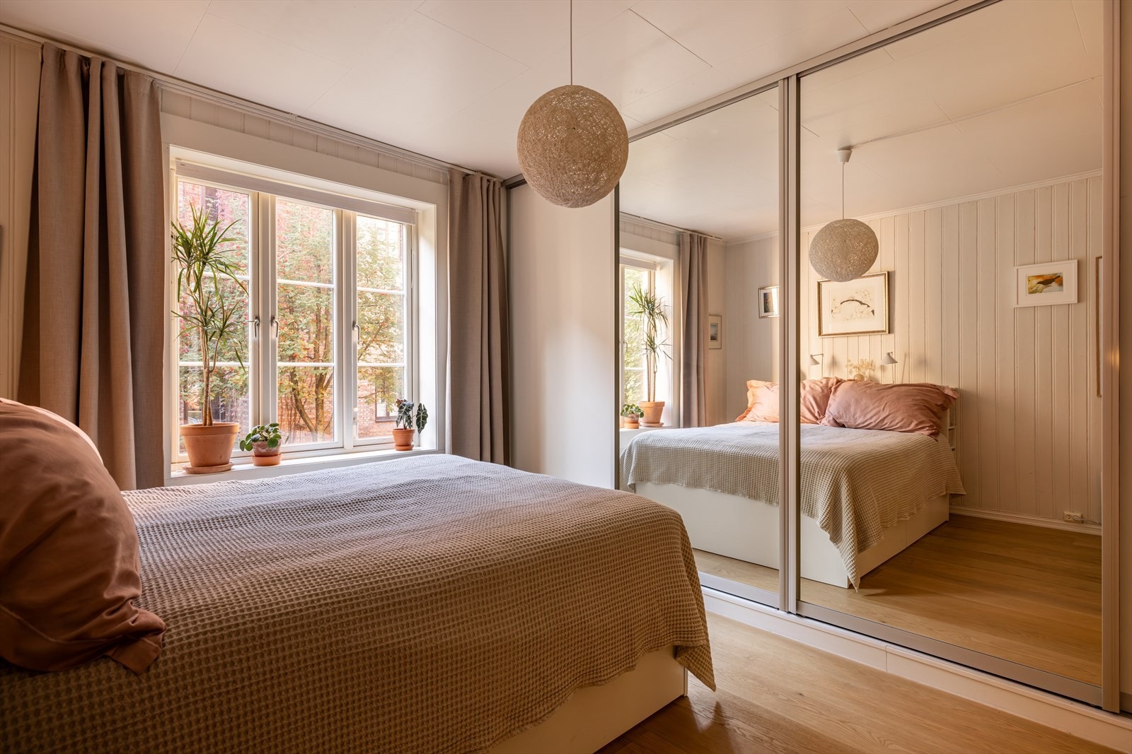 Stor plasstilpasset garderobe for optimalt med lagring Galleribilde