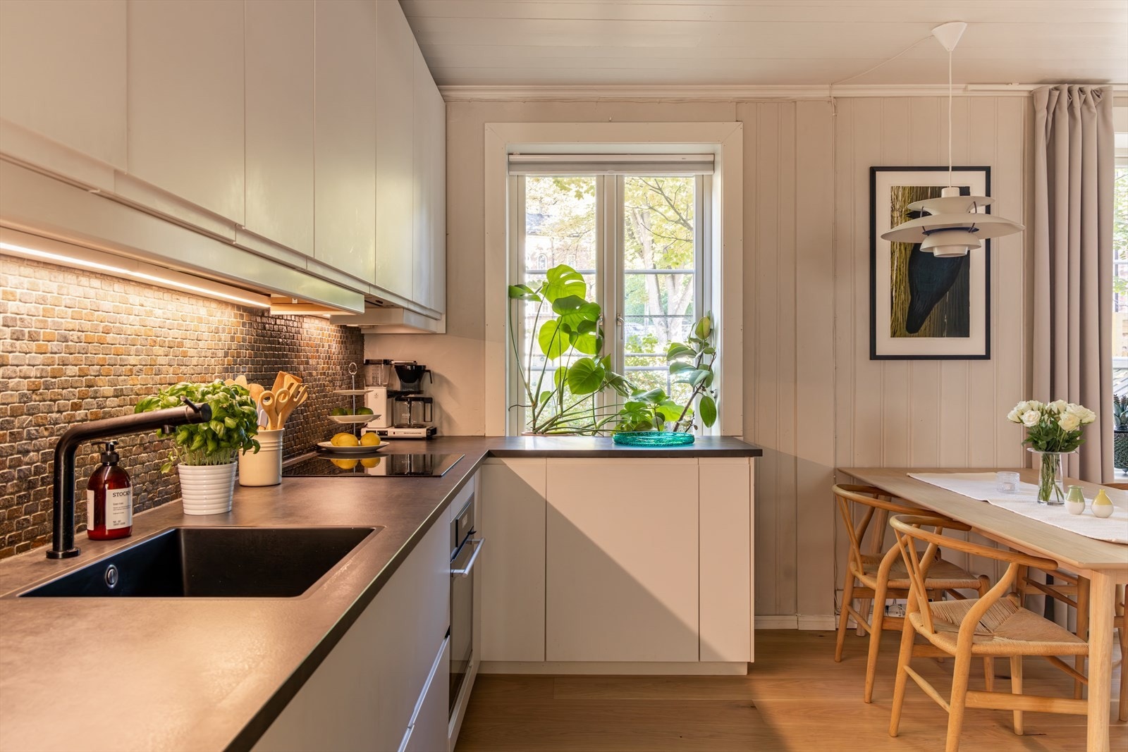 Videre inn til et praktisk kjøkken med integrerte hvitevarer av god kvalitet. Godt med skap- og benkeplass Galleribilde