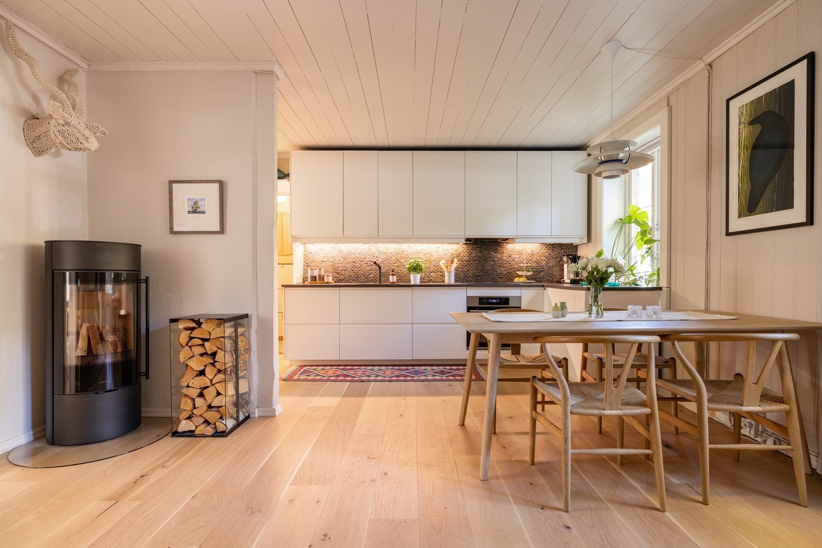 God plass til både rundt og kvadratisk spisebord Galleribilde